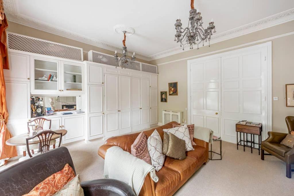 Beautiful Studio With Private Outside Terrace Apartment Bath Luaran gambar