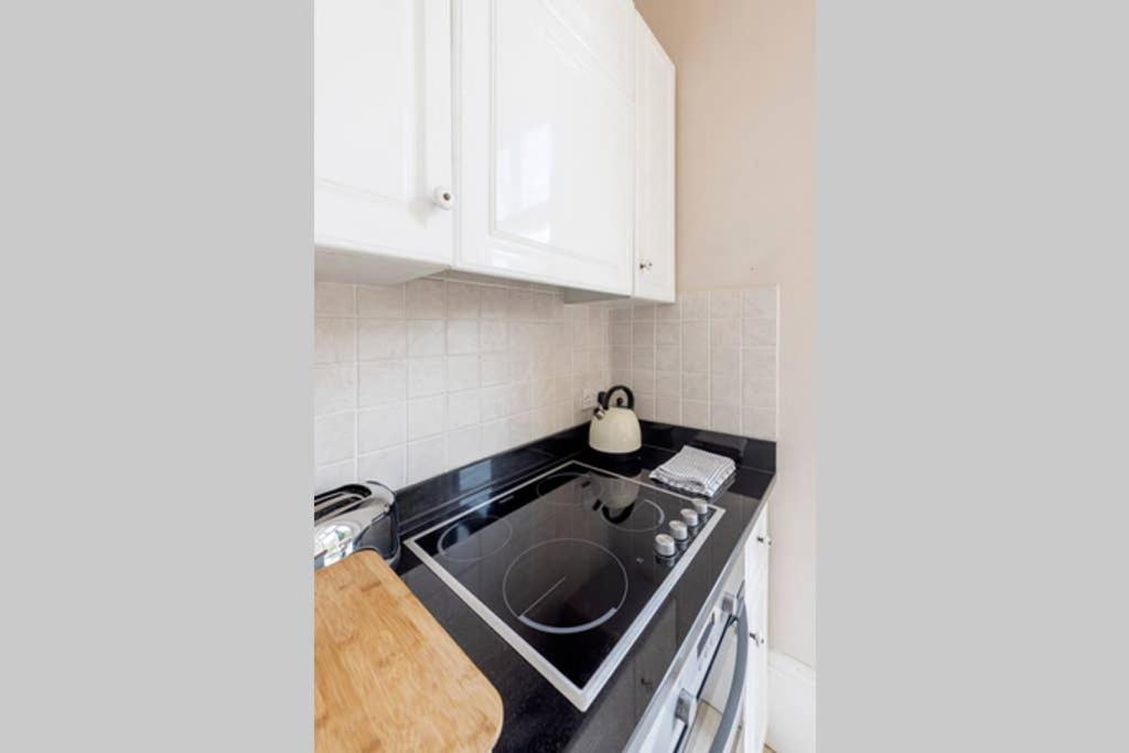 Beautiful Studio With Private Outside Terrace Apartment Bath Luaran gambar